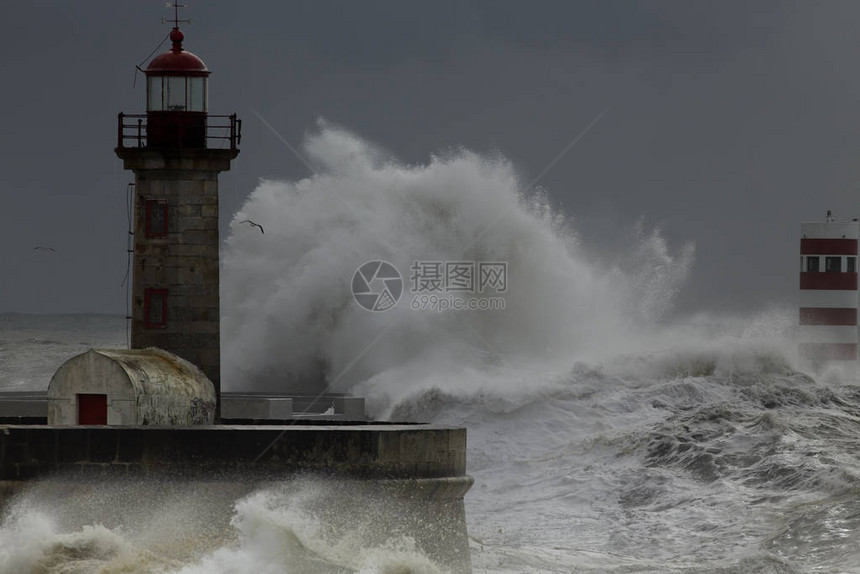 黑暗的海景杜罗河口的波涛汹涌的大海图片