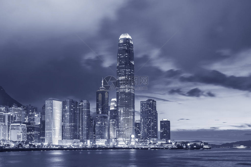 香港城市的天际线和港口黄昏的图片