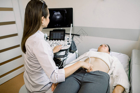 女医生对病人腹部和内脏进行超声诊断图片