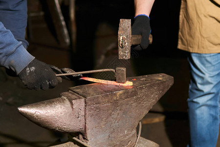 用锤子和钳子在铁架上仿制热金图片
