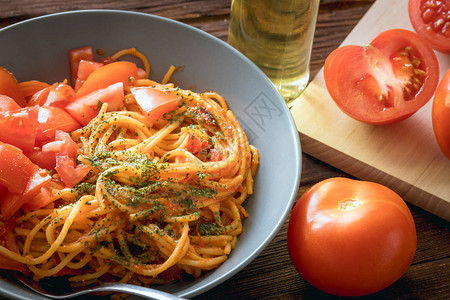 意大利面木板上的西红柿意大利面图片