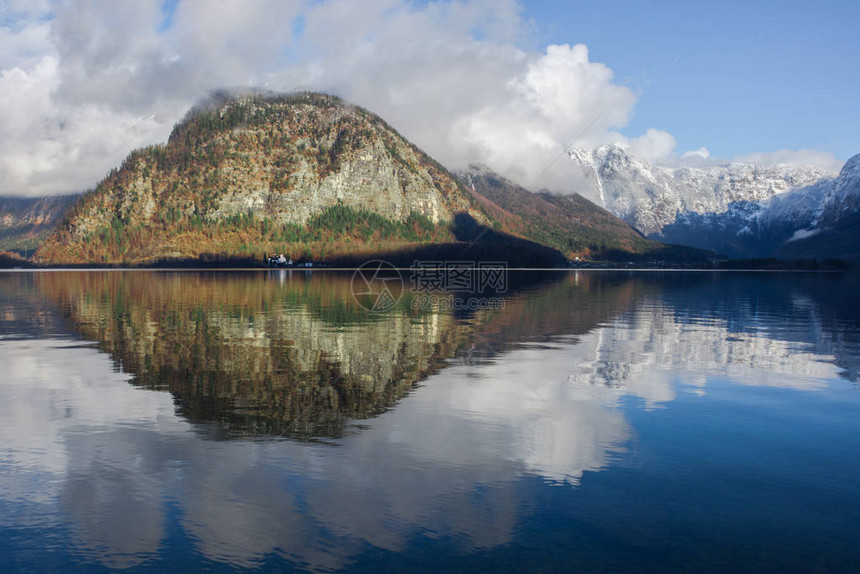 冬季奥地利萨尔兹卡默古特地区Hallstattersee湖的清水和环绕该图片