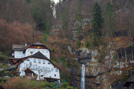 Hallstattersee湖上一个迷人的村庄和著名的旅游景点图片