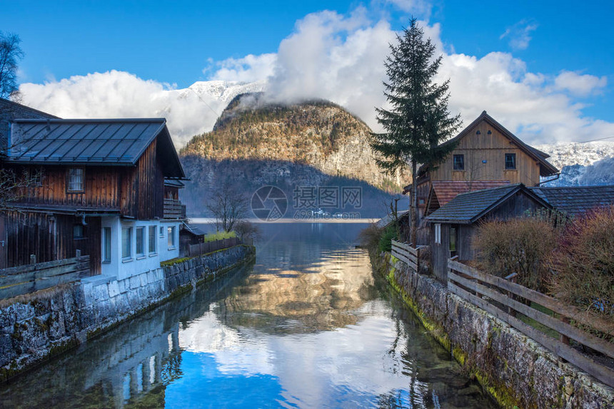 Hallstattersee湖上一个迷人的村庄和著名的旅游景点图片