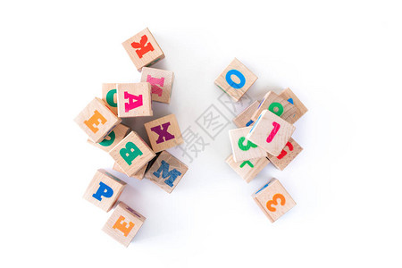 孩子们用白色背景上的数字玩具木制幼崽开发木块天然的儿童玩具顶视图平图片