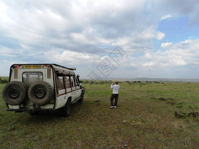 拍摄美丽的非洲草原照片的女游客肯尼亚图片