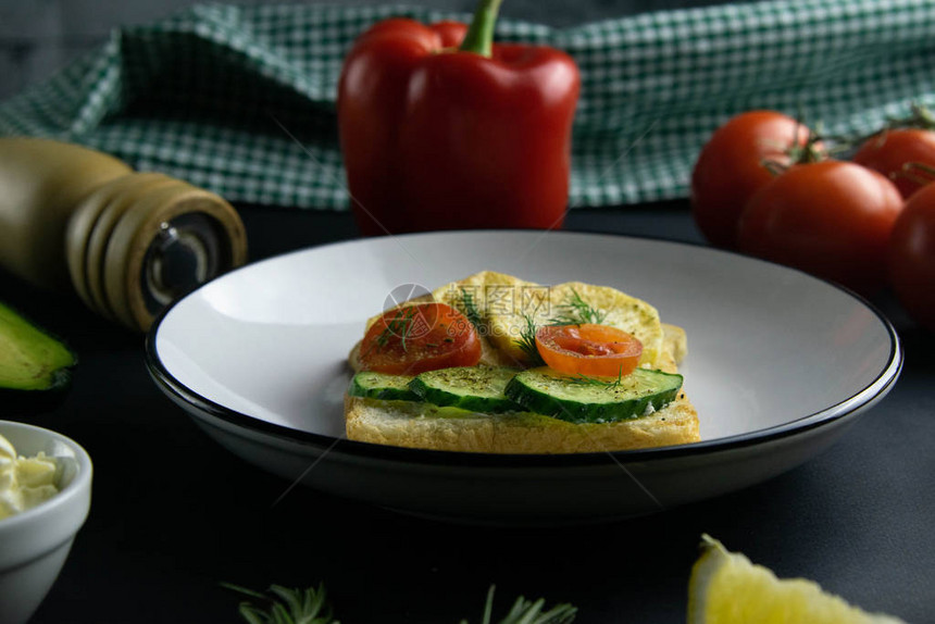 美味的三明治配土豆黄瓜和西红柿在白盘特写接下来是橄榄板和其他三明治番茄柠檬和图片