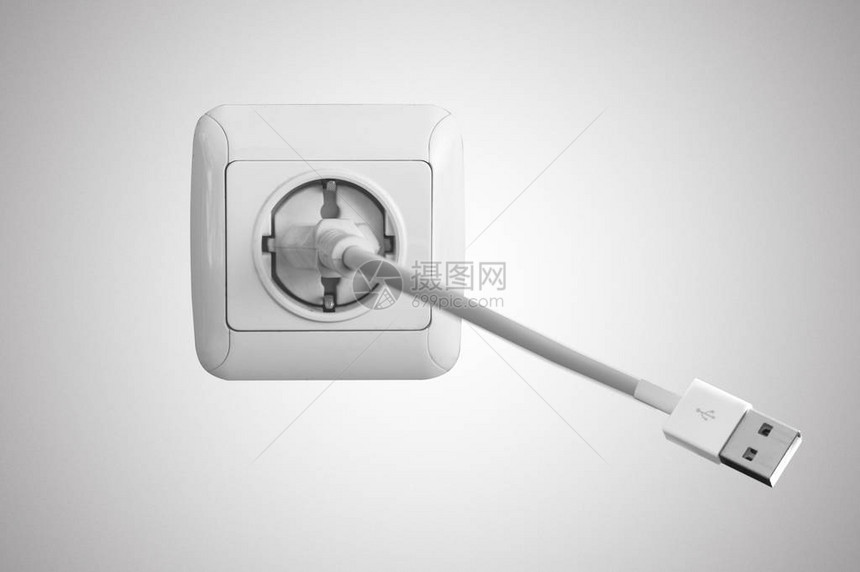 墙上的白色电源插座和USB线图片