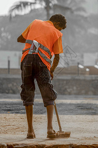 在斯里兰卡使用扫帚工具清洁人行道janitor图片