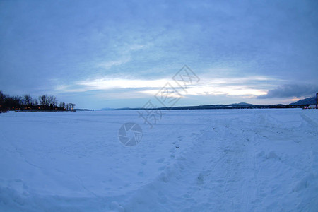 冰雪和黄冰冻的湖泊寒图片