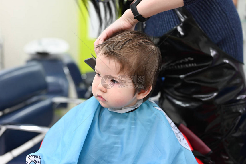 去理发店看小孩子在理发店的第一次理发婴儿图片
