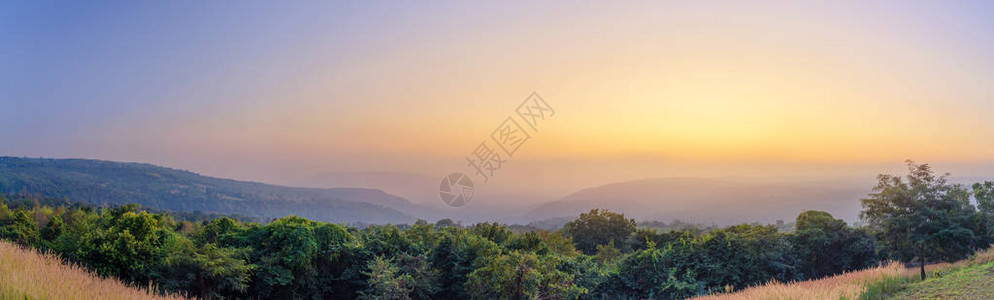 日落时地貌山区谷的全景自然户外背图片