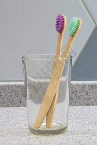 竹子生态牙刷在浴室的玻璃杯中装有多图片
