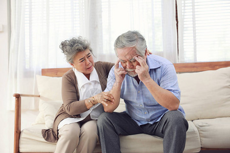 退休夫妇在他们患有阿尔茨海默病时互相照顾图片