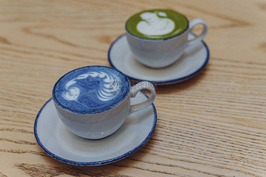 蓝色和绿色的火柴在陶瓷白色杯子上图片