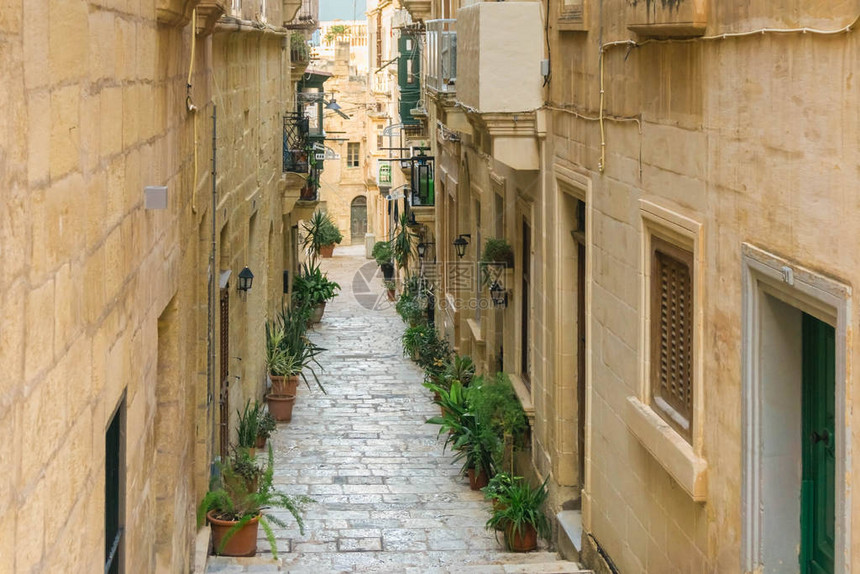 在马耳他Birgu或Vittoriosa和Birgu的石头房屋和工厂上行走的Tiniy街马耳他图片