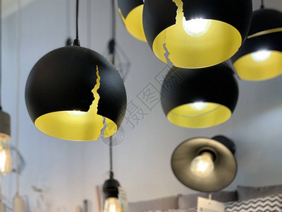 原装黄黑色吸顶灯电器商店里的现代吊灯用于公寓或办公室内装饰的背景图片
