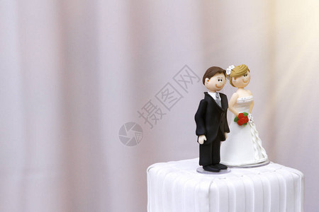美丽的新娘和新郎雕像装饰婚礼蛋糕婚礼蛋糕中的婚礼新娘和图片