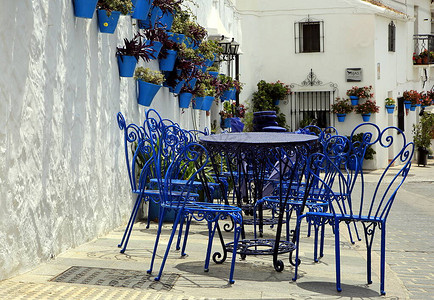 窗栏蓝色椅子和桌椅背景