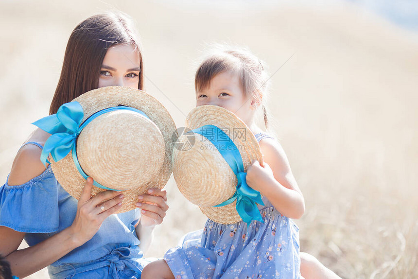 年轻有魅力的母亲和她可爱的小女儿在户外玩得开心夏季幸福的家庭妈和她美图片