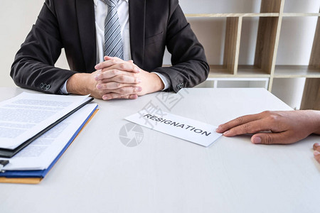 员工向老板雇主发送辞职信考虑以签订辞职或裁员合背景图片