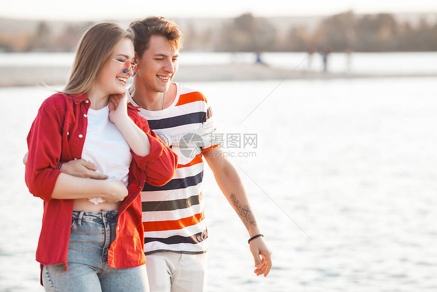 在海边玩得开心的情侣爱情和关系概念浪漫背景年轻女人和男人一起走在海岸图片