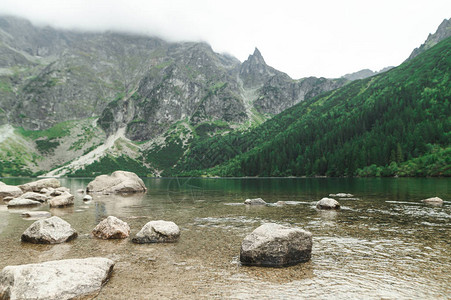 美丽的大山湖中的岩石和清澈的水图片