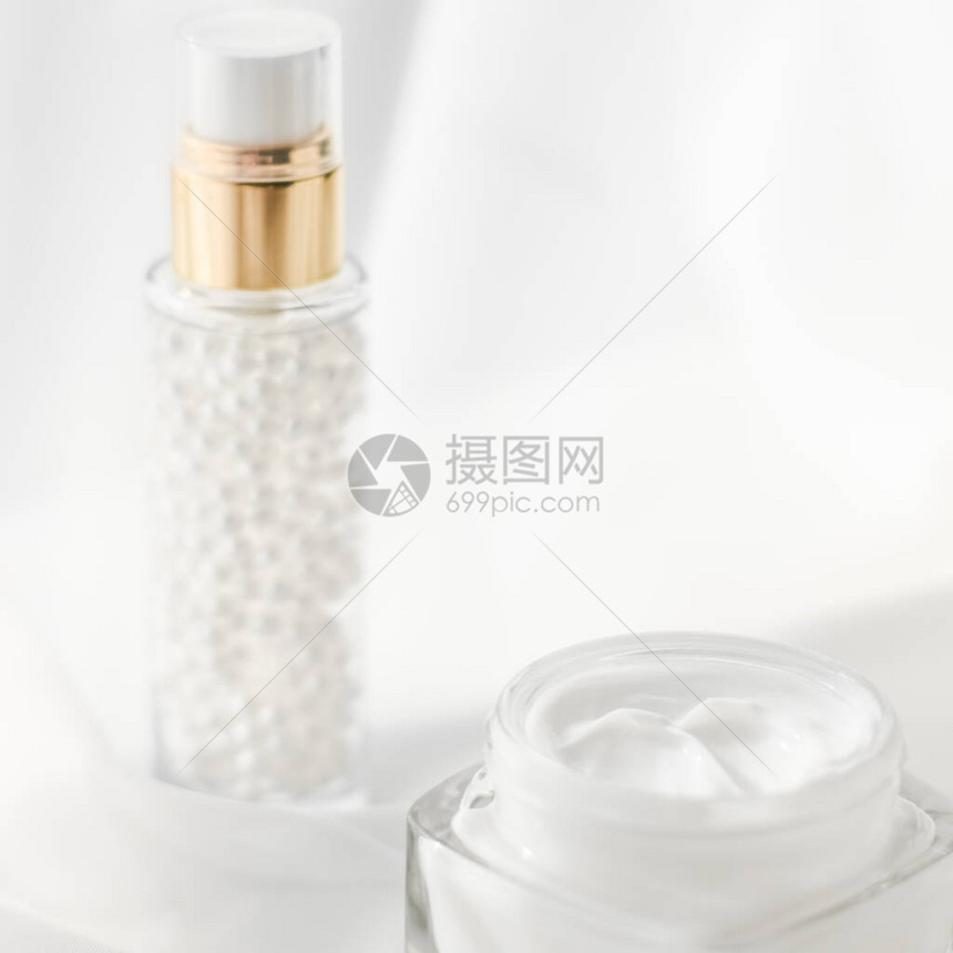 化妆品牌保湿和水疗概念图片