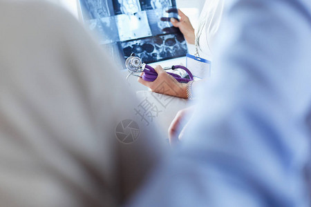 医生在办公室看X光图像图片