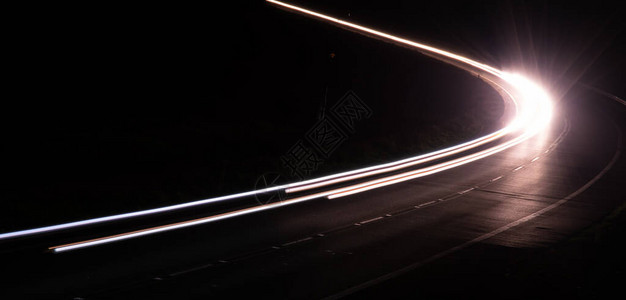 夜间的汽车灯光图片