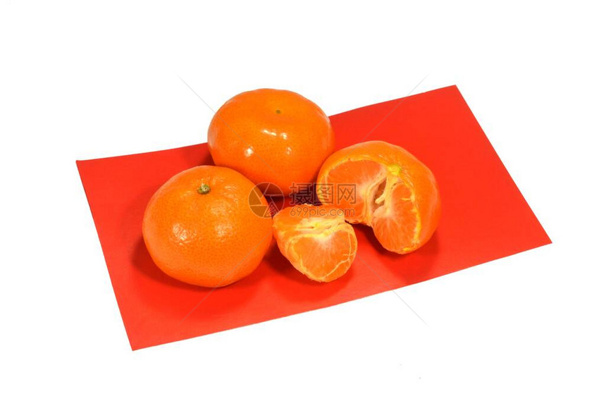 红垫上有三个成熟的橘子其中一图片