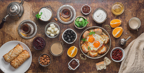 传统的土耳其早餐配有鸡蛋蔬菜和图片