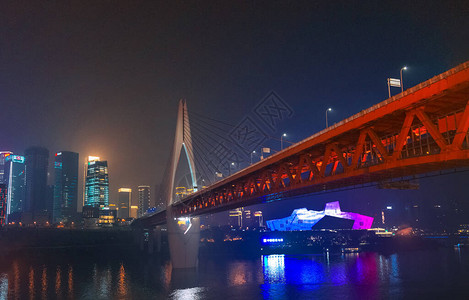 重庆市夜景河上的桥视图照明和办公楼河流反射和灯图片