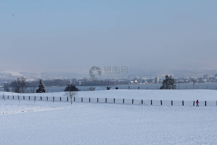 清晨在瑞士祖格Zug的雪降后图片
