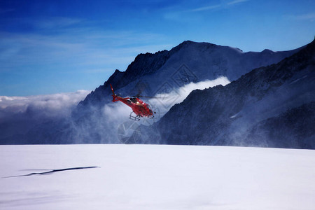 君佛拉努霍奇在山上一图片
