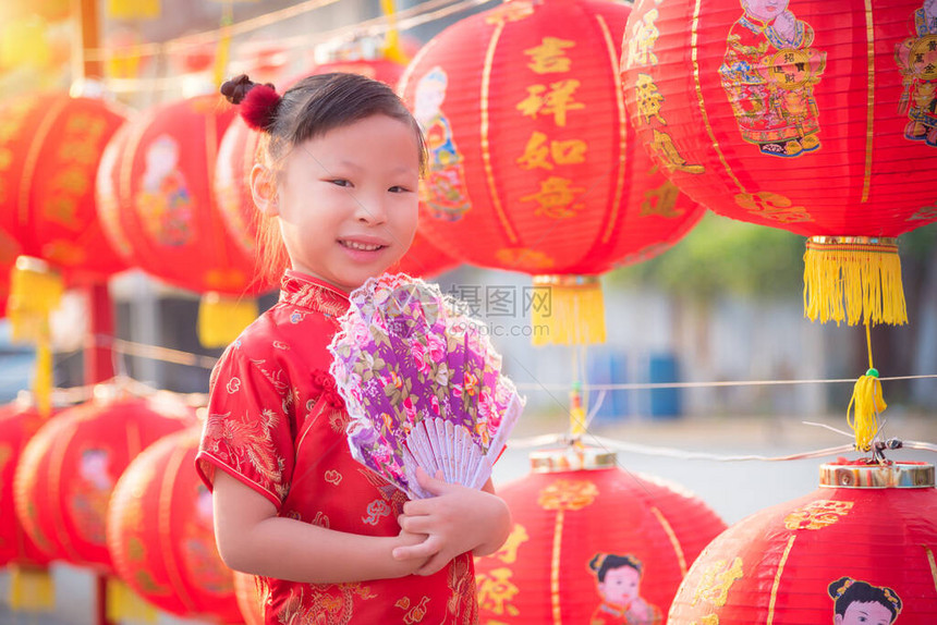 身着喜剧服的亚洲小女孩站在红边图片