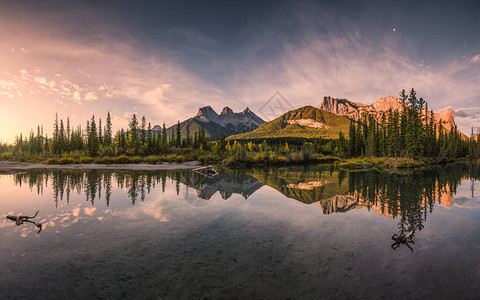 加拿大班夫公园日出时秋天清晨池塘中三姐妹图片