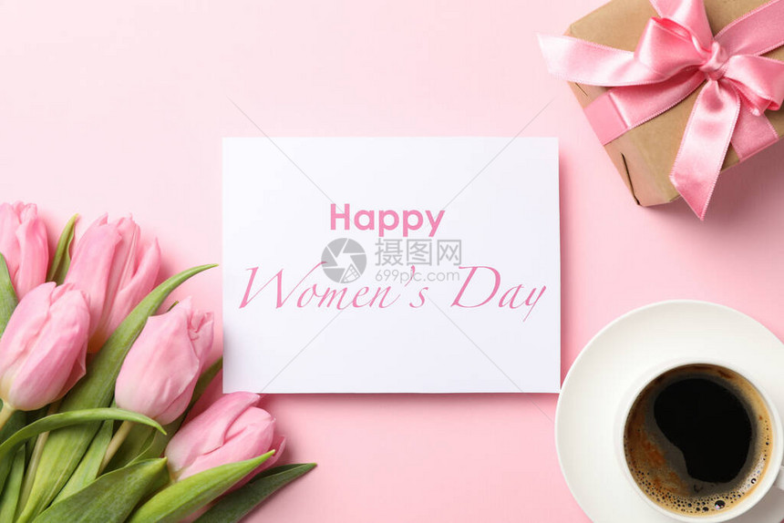粉红郁金香一杯咖啡和将快乐妇女节写在图片