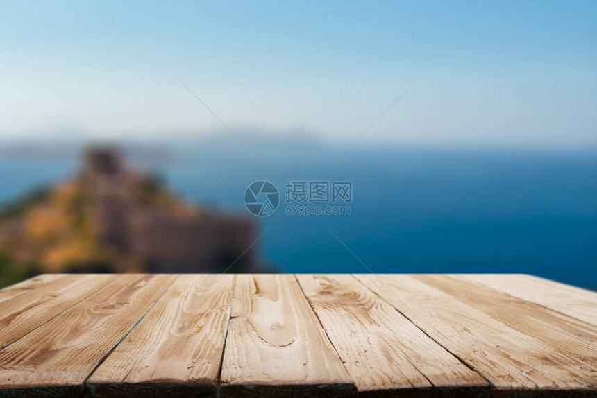 沿海模糊背景上的木制空表面下午的小图片