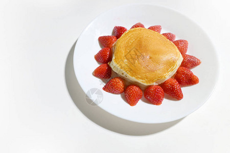 白色背景上有太阳形状的可爱煎饼草莓图片