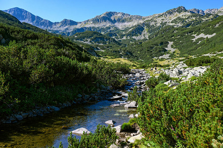 保加利亚皮林公园的溪流和山脊景观图片