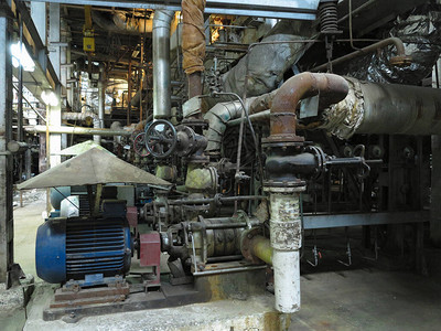 现代电厂有电动机管子设备和汽轮机背景图片