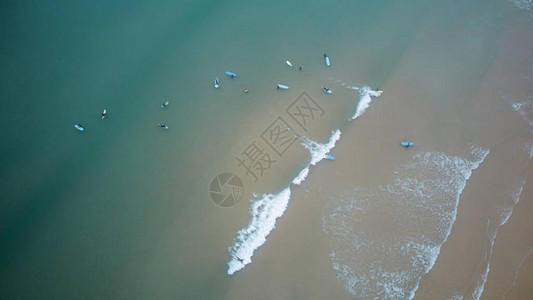 葡萄牙纳扎尔北部海滩充斥着泡沫波浪图片