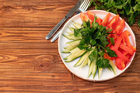 新鲜蔬菜和香草沙拉的配料黄瓜西红柿保加利亚胡椒菠菜图片