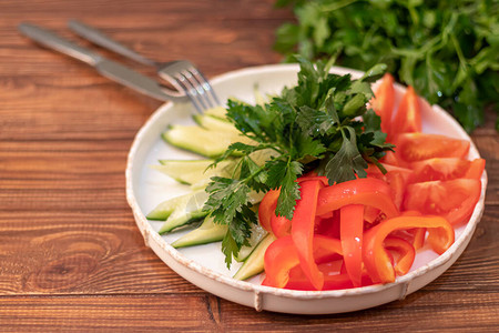 新鲜蔬菜和香草沙拉的配料黄瓜西红柿保加利亚胡椒菠菜图片