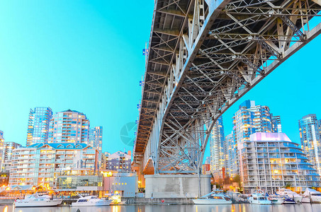 加拿大温哥华不列颠哥伦比亚格兰维尔大桥下蓝色时段图片