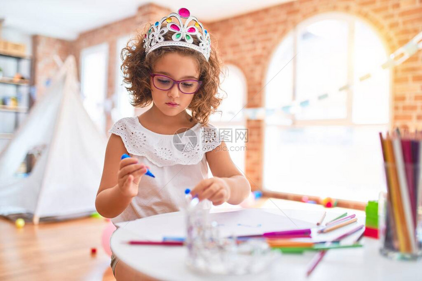 穿着眼镜和公主王冠的漂亮小孩图片