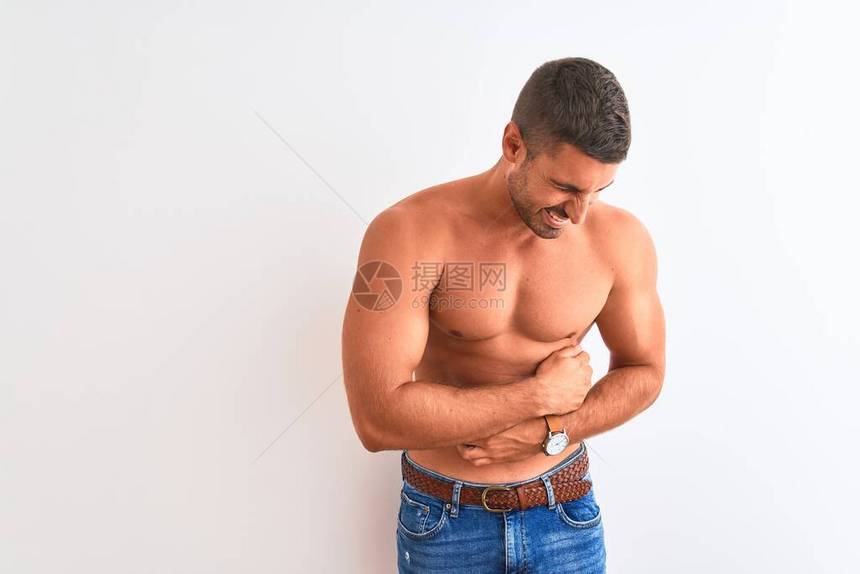 年轻英俊的赤膊男子在孤立的背景下展示肌肉发达的身体图片