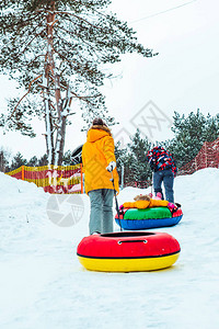 山上爬山去打雪球的人图片