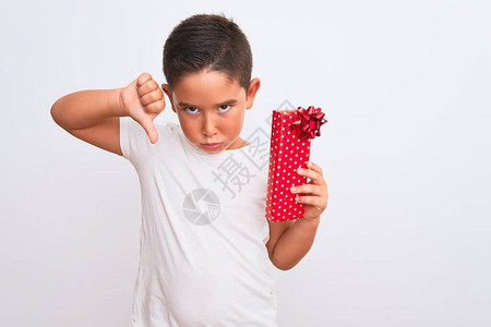 漂亮的男孩拿着生日礼物站在孤立的白色背景上图片